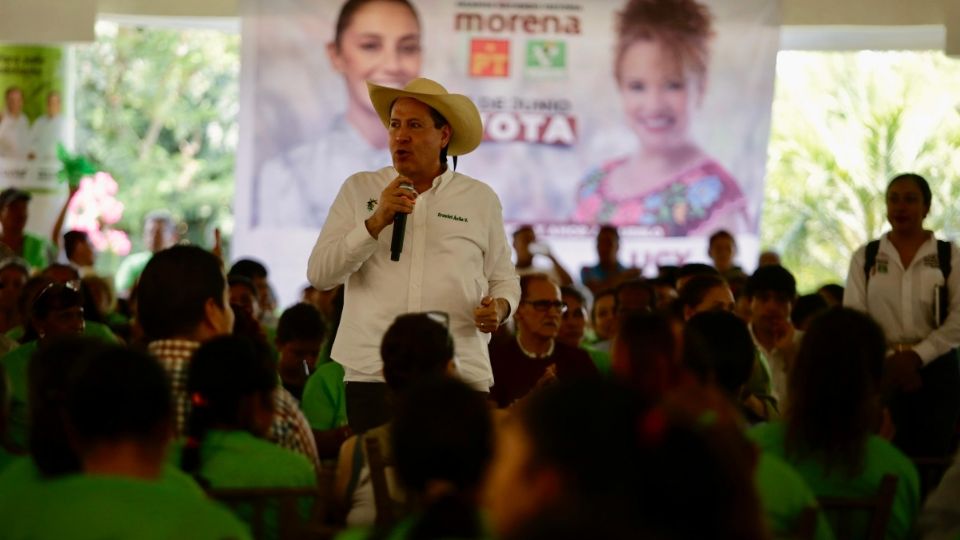 Ante cientos de simpatizantes y acompañado por Lucy Vargas, el abanderado del tucán sostuvo que Sheinbaum fue la ganadora de todos los debates.