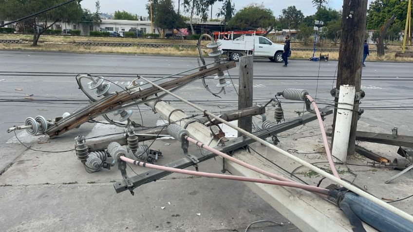 Caen 7 postes de luz en Tijuana, deja varios daños materiales a automovilistas