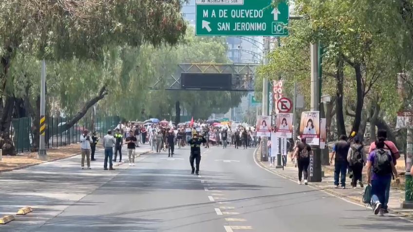 "Fuera, porros", alumnos de CCH marchan hacia rectoría de la UNAM