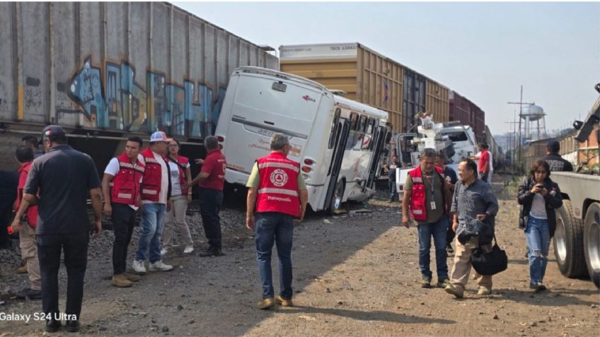 Autobús de pasajeros es embestido por tren tras intentar ganarle el paso en Tlalnepantla, hay 9 heridos