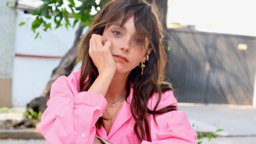 Natalia Téllez trae de regreso las bolsas de vinilo estilo arcoíris que fueron tendencia en los años 90