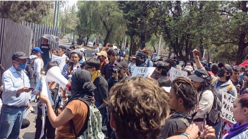 "Fuera porros de la UNAM": Estudiantes de CCH toman instalaciones de CU este miércoles 22 de mayo