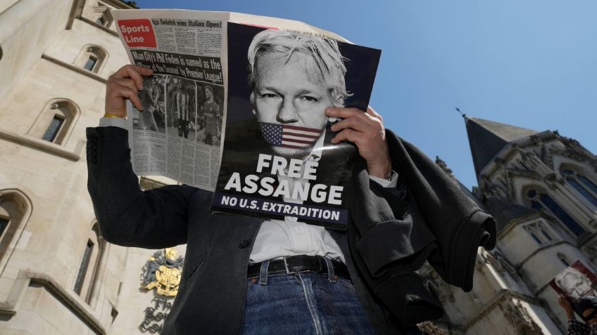 Le exigen a EU retirar cargos contra Assange