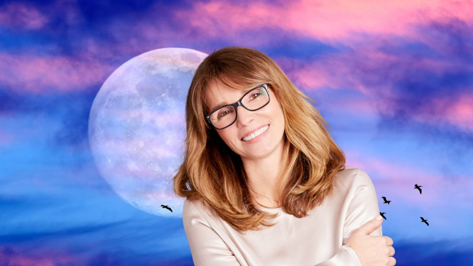 Mujer feliz gracias a la llegada de la Luna de Flores