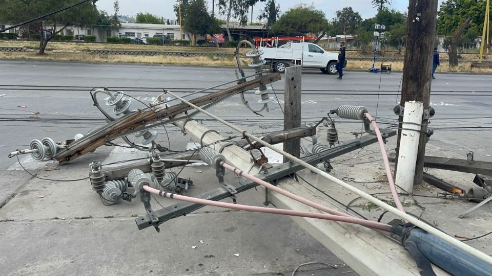 Caída de postes de luz en Baja California