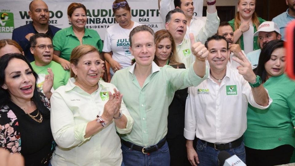 Manuel Velasco con los candidatos de la coalición al Senado por Chiapas.