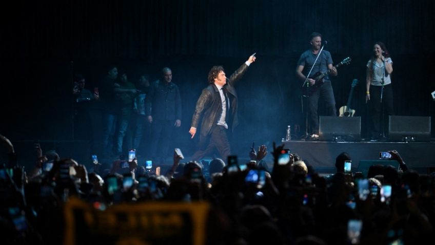 Como rockstar, Javier Milei canta y baila para presentar su nuevo libro