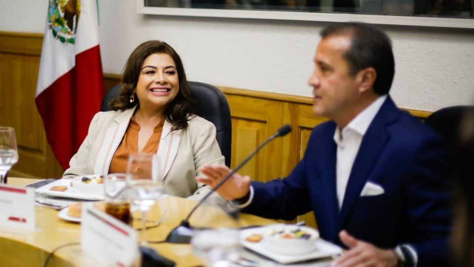 Clara Brugada, en reunión con integrantes de la CIRT.