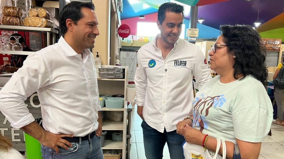 Junto con Feli Fer Macías, candidato del PAN a la alcaldía de Querétaro, Mauricio Vila realizó una caminata por el área de comidas del mercado “El Tepe” de la capital queretana