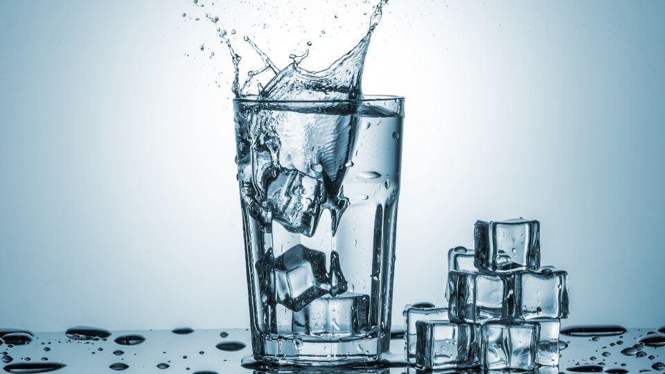 ¿Es verdad que beber agua muy fría nos hace daño?