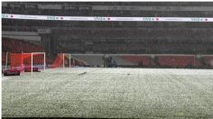 Lluvia y granizo inundan la cancha del Estadio Azteca minutos antes de la final de futbol femenil