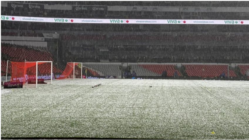 Lluvia y granizo inundan la cancha del Estadio Azteca minutos antes de la final de futbol femenil