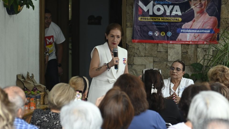 En la colonia Benito Juárez, una gran cantidad de simpatizantes del partido blanquiazul y perredistas acompañaron a la candidata