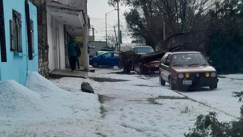 Bolas de granizo cubren la ciudad de Puebla de blanco