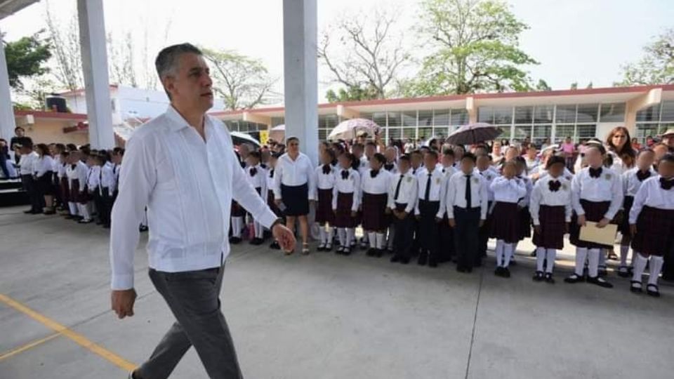 Estudiantes encerrados en un salón de clases sin ventilador