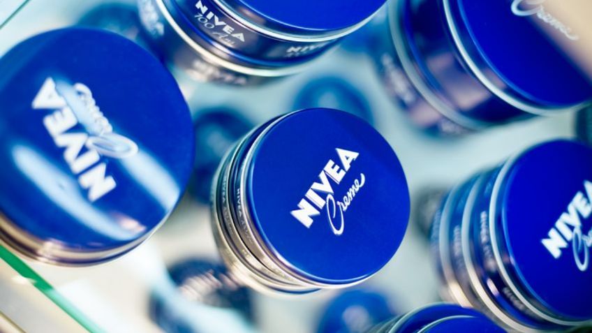 Crema Nivea de lata azul con miel: la poderosa mezcla para hidratar a profundidad la piel y eliminar manchas