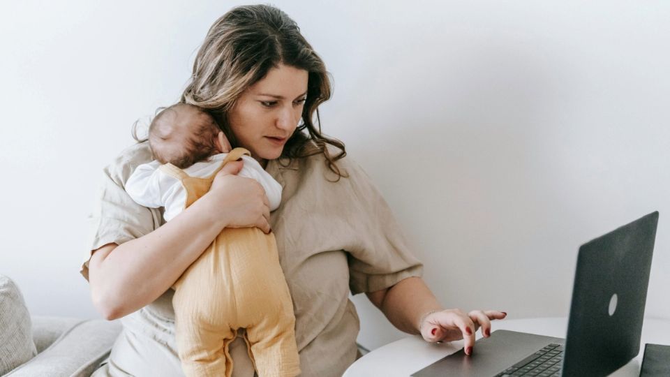 Por ley, las empresas deben generar espacios adecuados para las mamás trabajadoras.