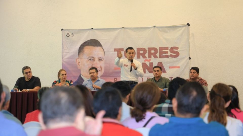 Fue en un evento realizado este sábado cuando los profesores que simpatizan con la 4T se pronunciaron a favor de que Carlos Torres Piña