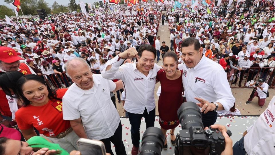 En la plaza pública acompañaron a Sheinbaum y a Armenta aspirantes a cargos de elección popular.