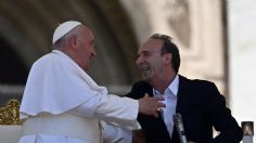 Roberto Benigni, actor de "La vida es bella", le roba protagonismo al Papa al "ignorarlo" en misa desde el Vaticano