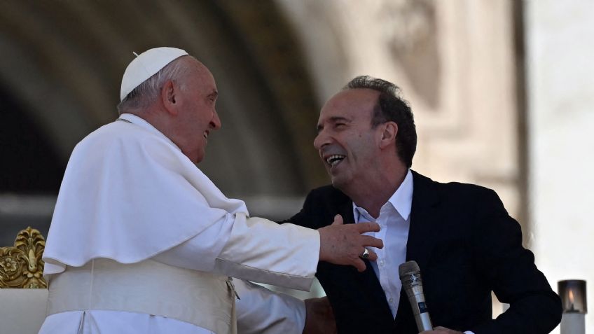 Roberto Benigni, actor de "La vida es bella", le roba protagonismo al Papa al "ignorarlo" en misa desde el Vaticano