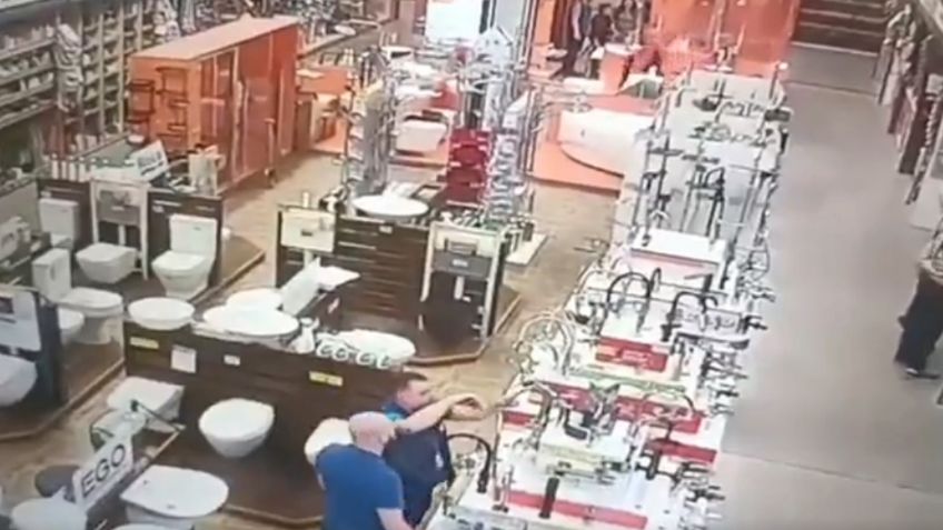 VIDEO: los últimos momentos de trabajadores y clientes de un supermercado; cayó un misil sobre ellos