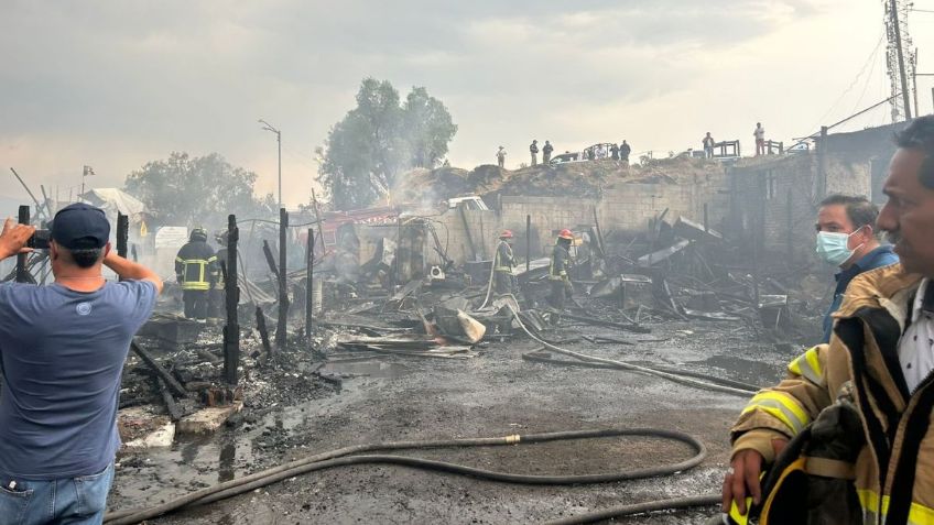 Controlan incendio en Naucalpan, donde se quemaron 6 camiones recolectores de basura