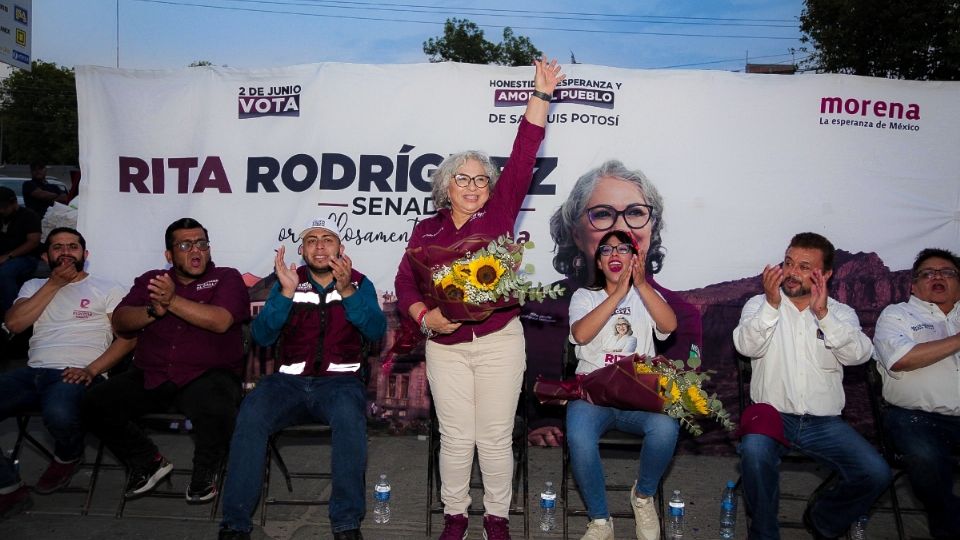 Un nutrido público se congregó para recibirla y demostrar el apoyo y la aceptación que tienen hacia su persona