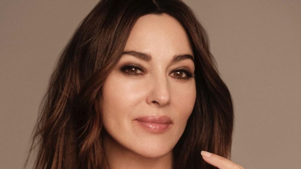 Monica Bellucci es un ícono de la belleza debido a su elegancia y porte.