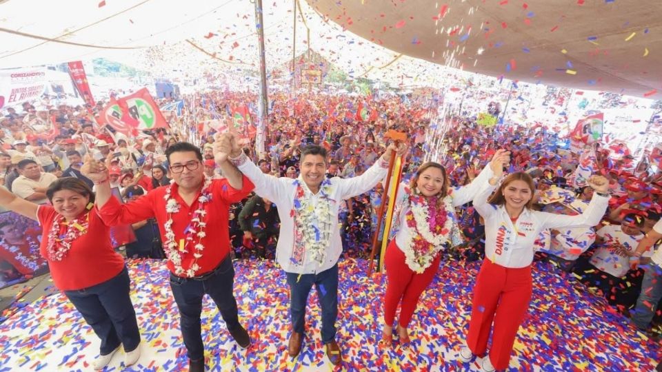 En Cuetzalan, frente a tres mil personas refrendó su compromiso por la creación de espacios públicos donde niñas, niños y jóvenes puedan hacer deporte.