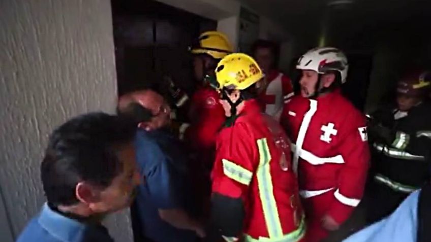 VIDEO: cae elevador de hotel desde el quinto piso con 10 niños deportistas adentro