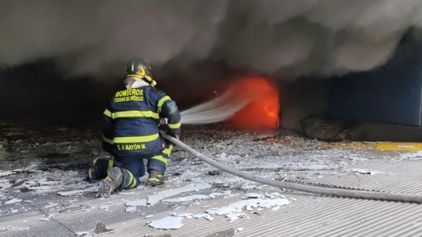 Fuerte incendio consume el número 48 de la colonia Escandón; evacúan a cientos de personas