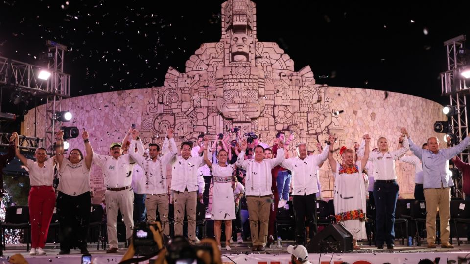 La candidata del PRD Jazmín López 'Tina Tuyub', el aspirante a gobernador de Morena, Joaquín 'Huacho' Díaz Mena, y la candidata presidencial Claudia Sheinbaum en Mérida.   

En un breve mensaje ante miles de personas en el Monumento a la Patria, en Paseo de Montejo,