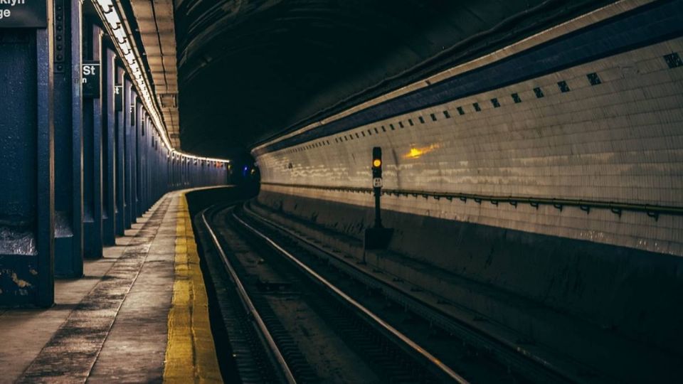 El joven argentino casi muere arrollado por el tren.