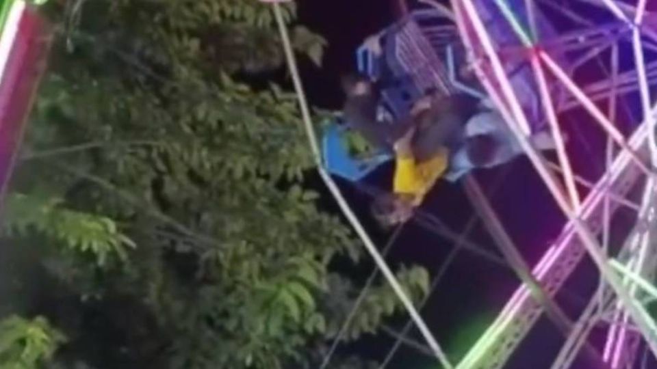 Una falla en un juego mecánico en la India estuvo a punto de terminar en tragedia.