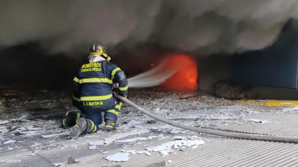 Bomberos atienden el incendio