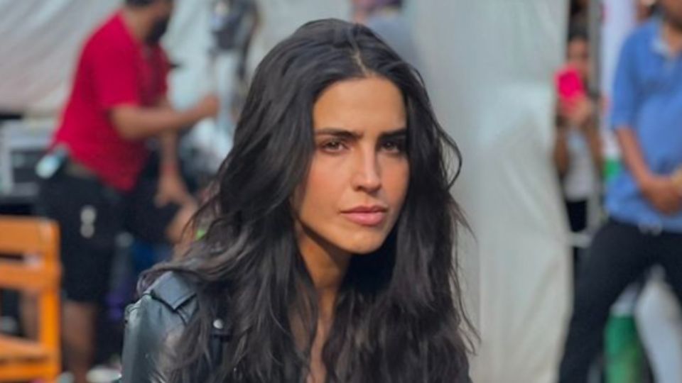 Bárbara de Regil olvida sus propios regaños y se come unos tacos en la calle