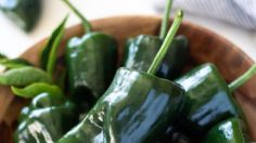 ¿Cómo desvenar chiles poblanos sin enchilarse las manos? Este es el tip de las abuelas para evitarlo