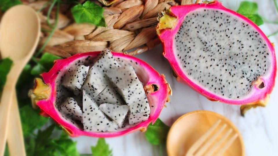 La pitaya tiene un alto contenido en vitamina C, nutriente es esencial para la producción de colágeno, una proteína fundamental para mantener la piel firme