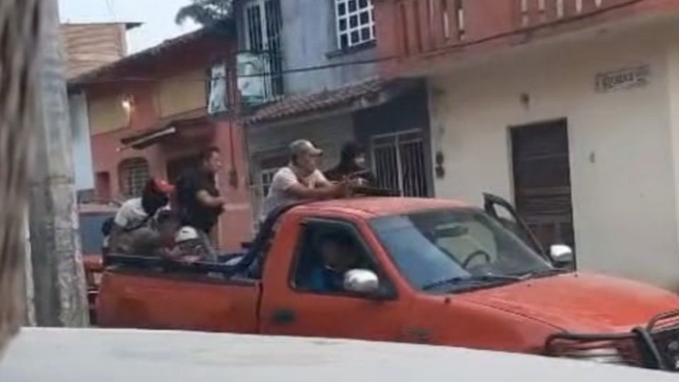 En la góndola de una camioneta Ford F150 tipo pick up fue localizado el cuerpo sin vida de una persona que respondía al nombre de Filiberto 'N', de 51 años de edad.