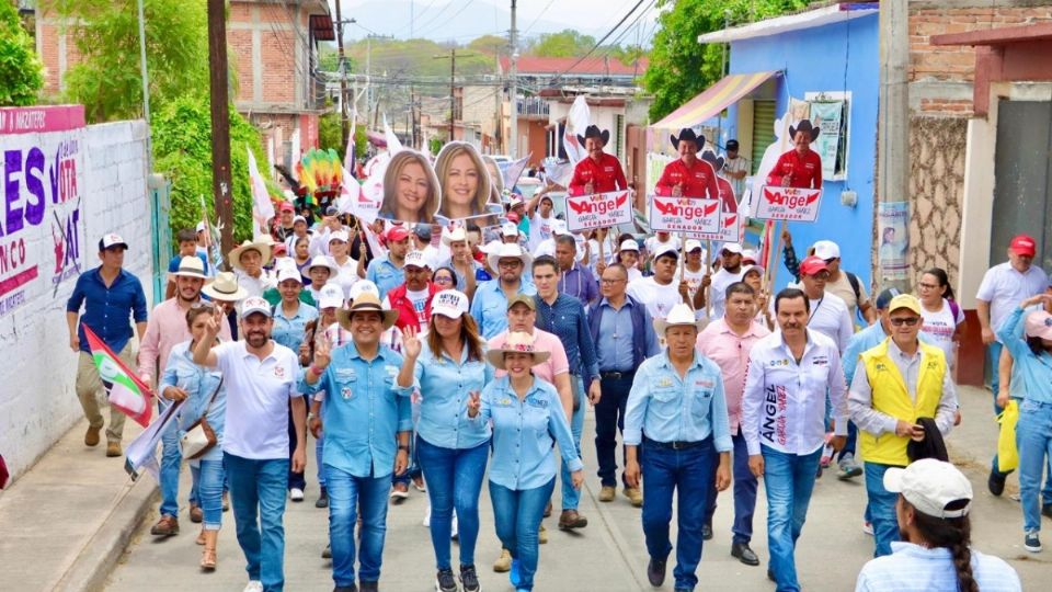 En Mazatepec, la candidata recorrió las calles y visitó las casas de las familias, invitándolas a votar por el cambio y la dignificación