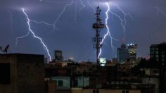 Lluvia con descargas eléctricas despierta a capitalinos