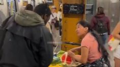 VIDEO: llevan el ambulantaje al Metro de Nueva York; la critican por lamer utensilio