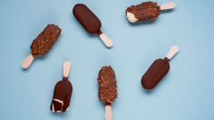 Prepara estas deliciosas paletas tipo Magnum bajas en calorías y altas en proteína con 5 ingredientes