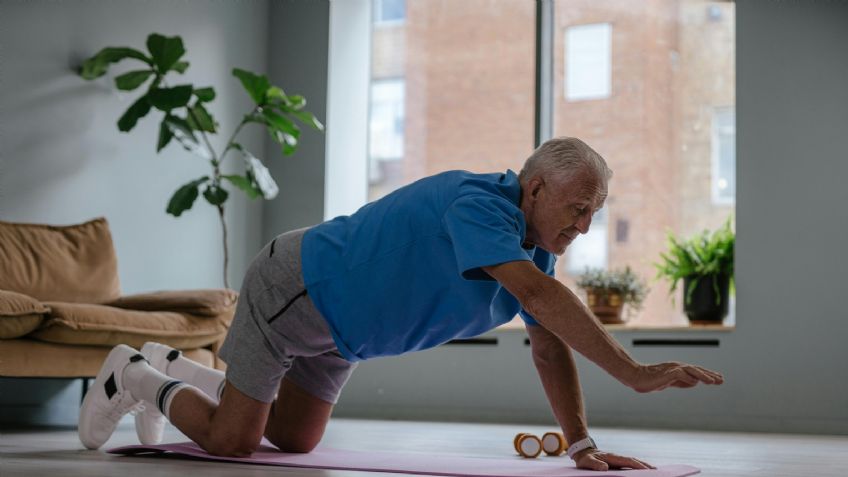 Caminata abdominal, el ejercicio que puedes hacer entre los 50 y 60 años para reducir cintura desde casa