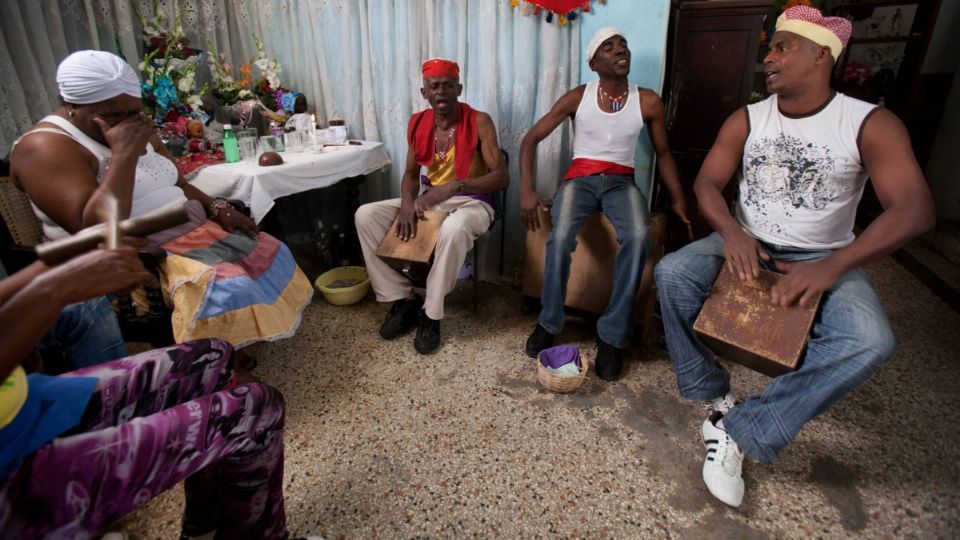 La santería es la reinterpretación de la religión yoruba hecha por personas que llegaron a las Antillas.