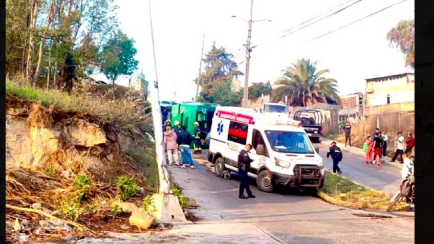 Vuelca una camioneta de transporte público en Cuautitlán Izcalli y provoca caos vial