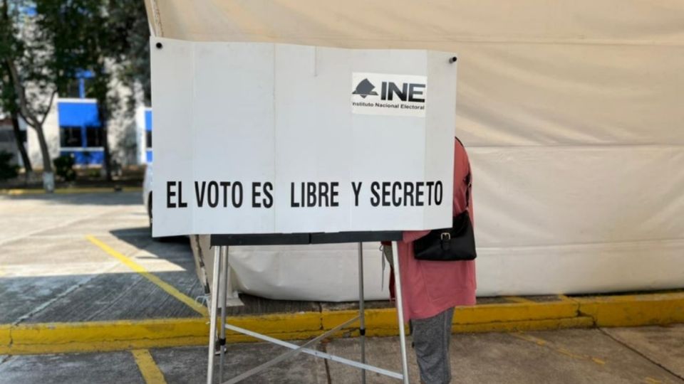 Una persona emite su voto en una casilla electoral.