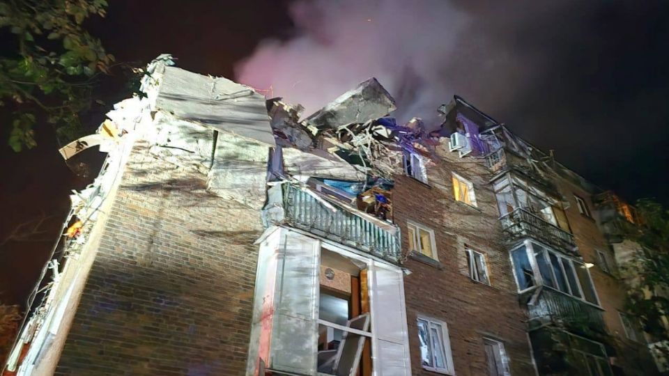 El bombardeo arrasó un edificio habitacional de tres plantas.