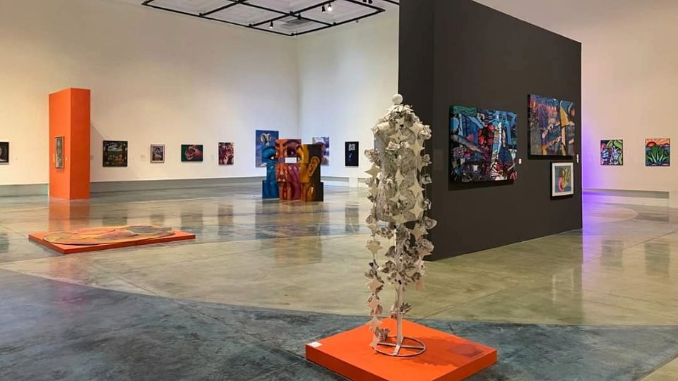 Obras de 59 artistas de la región forman esta exposición colectiva.